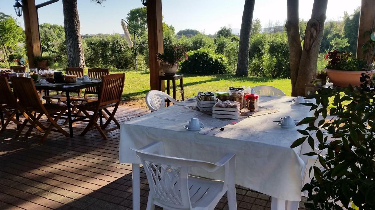 La Finestra Sul Cortile Bed & Breakfast Помеция Екстериор снимка